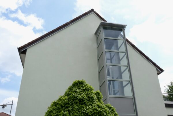 Anbau eines Glasaufzugs an das bestehende Wohn- und Geschäftsgebäude, Blumberg